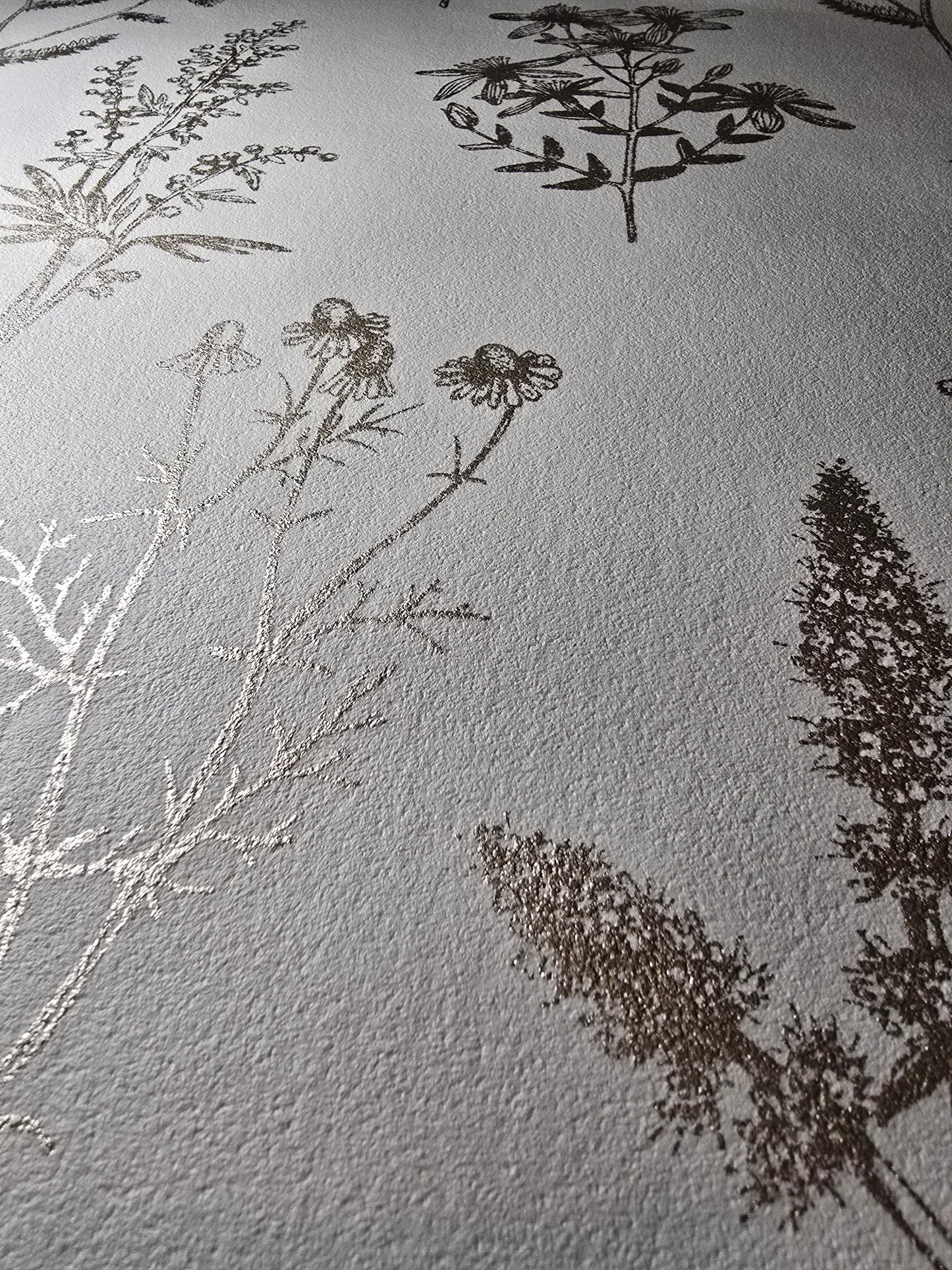 Slightly Imperfect Metallic Botanical Sketch Wallpaper – gold on Soft cream (102)