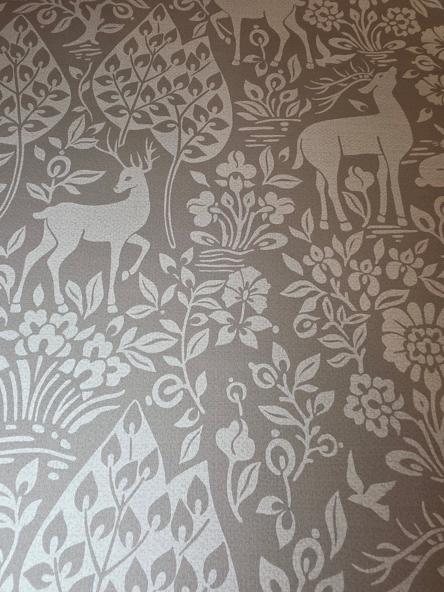 Country Deer Woods Taupe Wallpaper β Cottage / Woodland Feature Wall (14161)