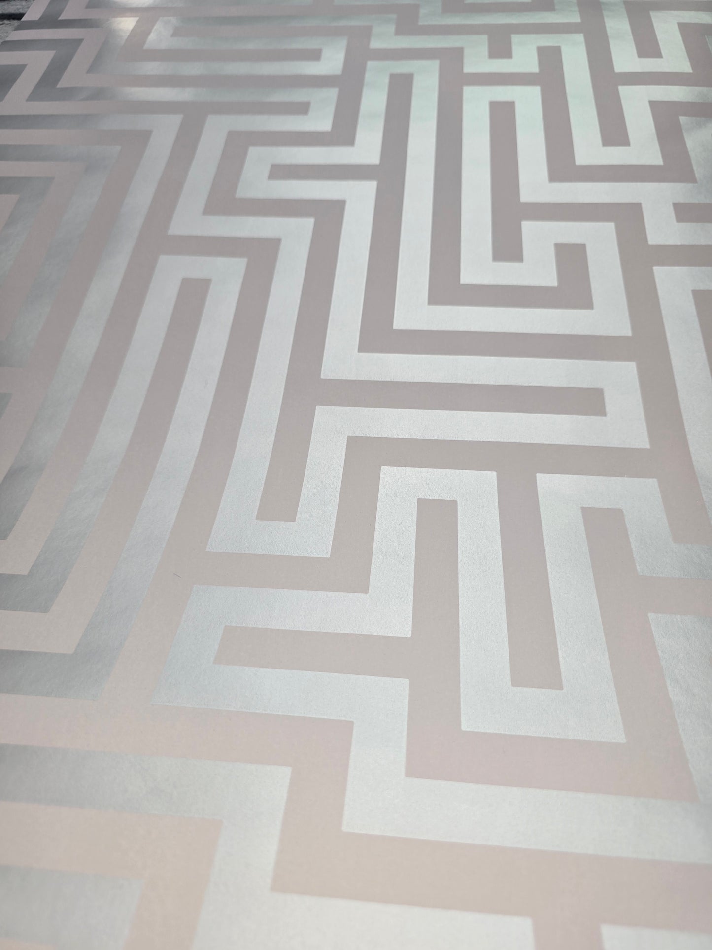 Glistening Maze Grey Wallpaper