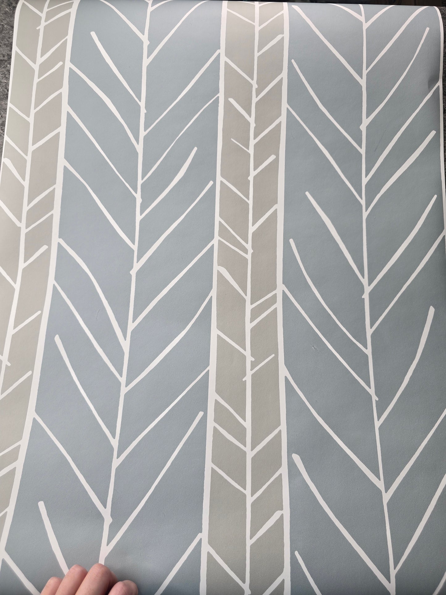 Scandi Leaf Trail Wallpaper – Soft Grey & Blue (FD25820)