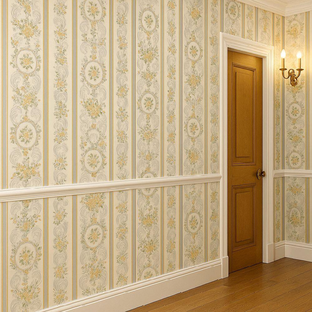 Elegant Vintage look Floral Wallpaper, cream coloured vinyl home kitchen