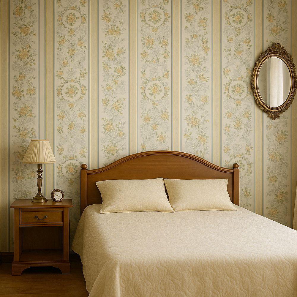 Elegant Vintage look Floral Wallpaper, cream coloured vinyl home kitchen