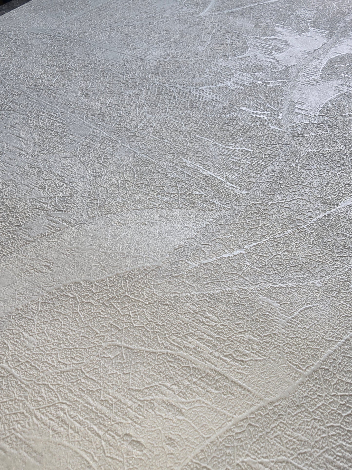 Luxury Vinyl white Textured Leaf Wallpaper – M95662