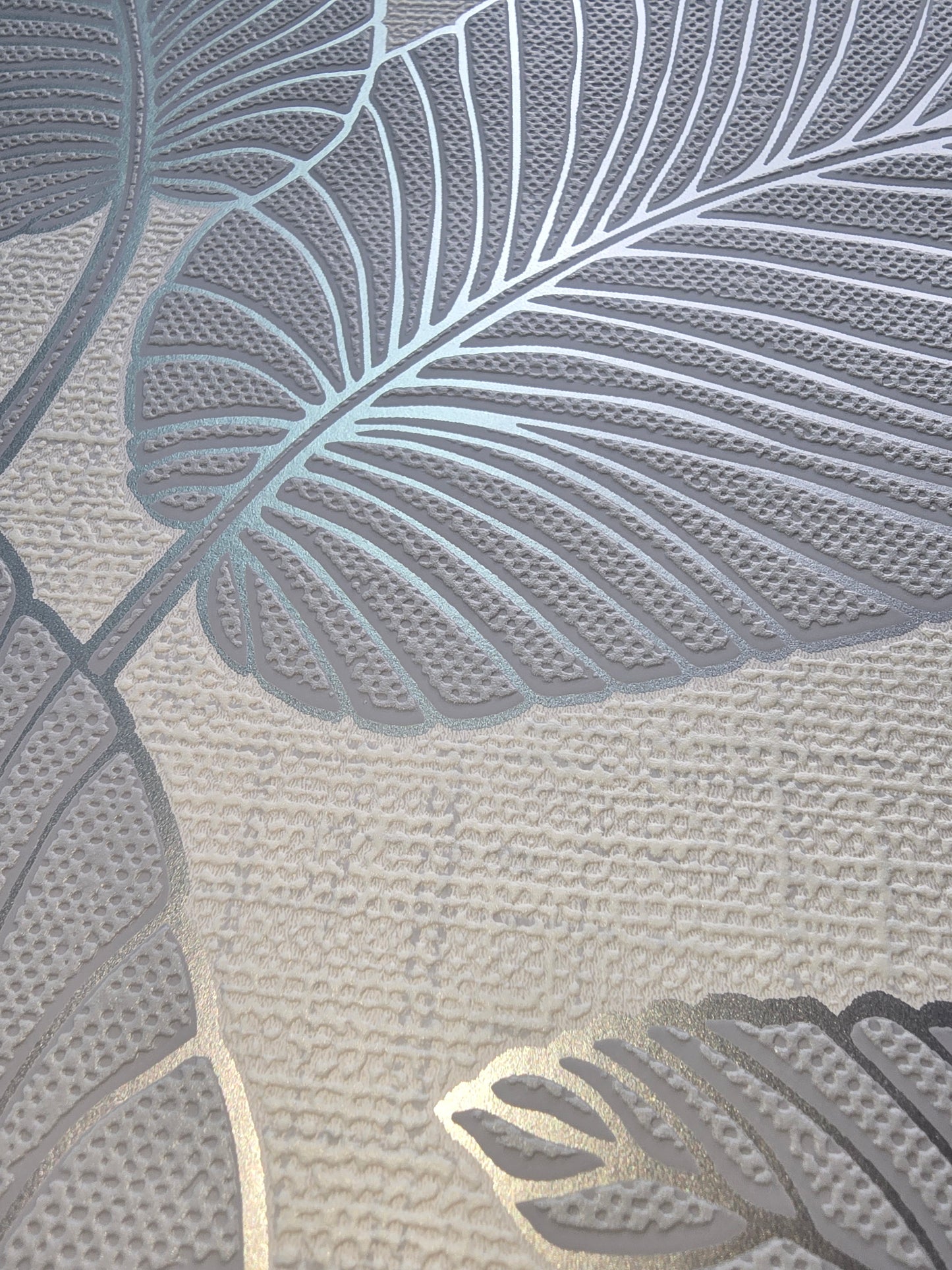 Larson Leaf Grey/Silver Wallpaper – FD42821