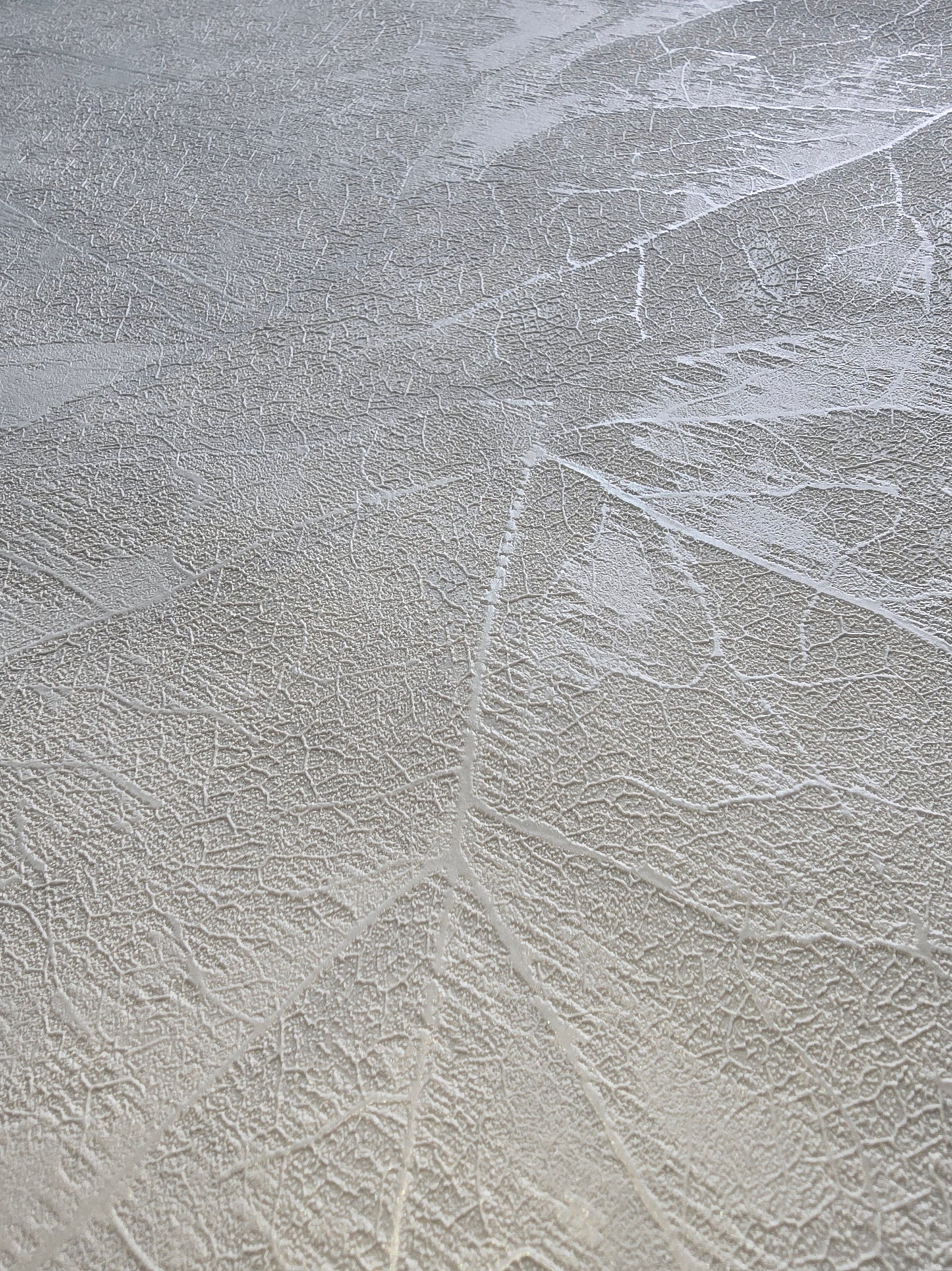 Luxury Vinyl white Textured Leaf Wallpaper – M95662