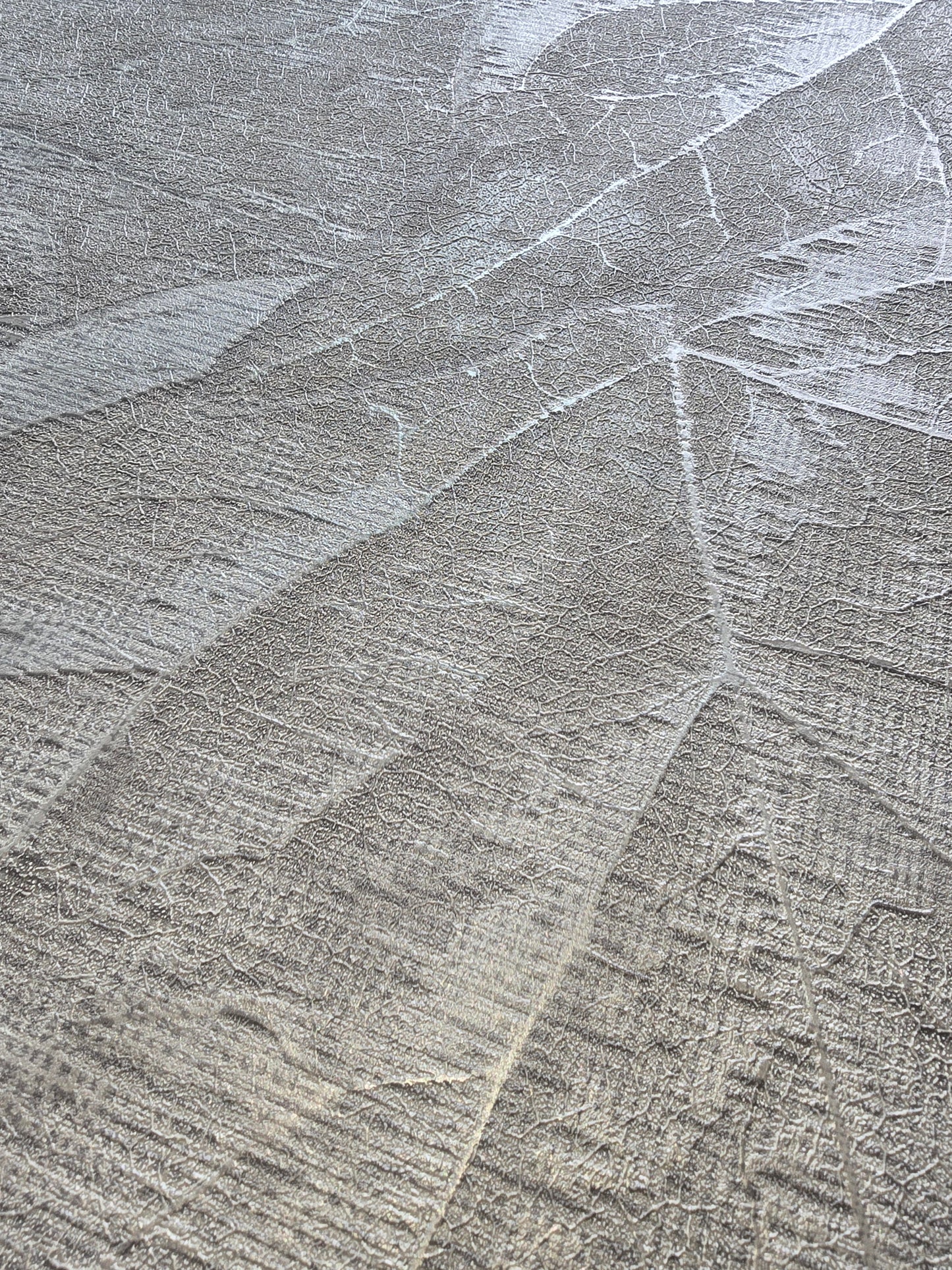 Luxury Vinyl Silver Leaf Textured Wallpaper – M95663