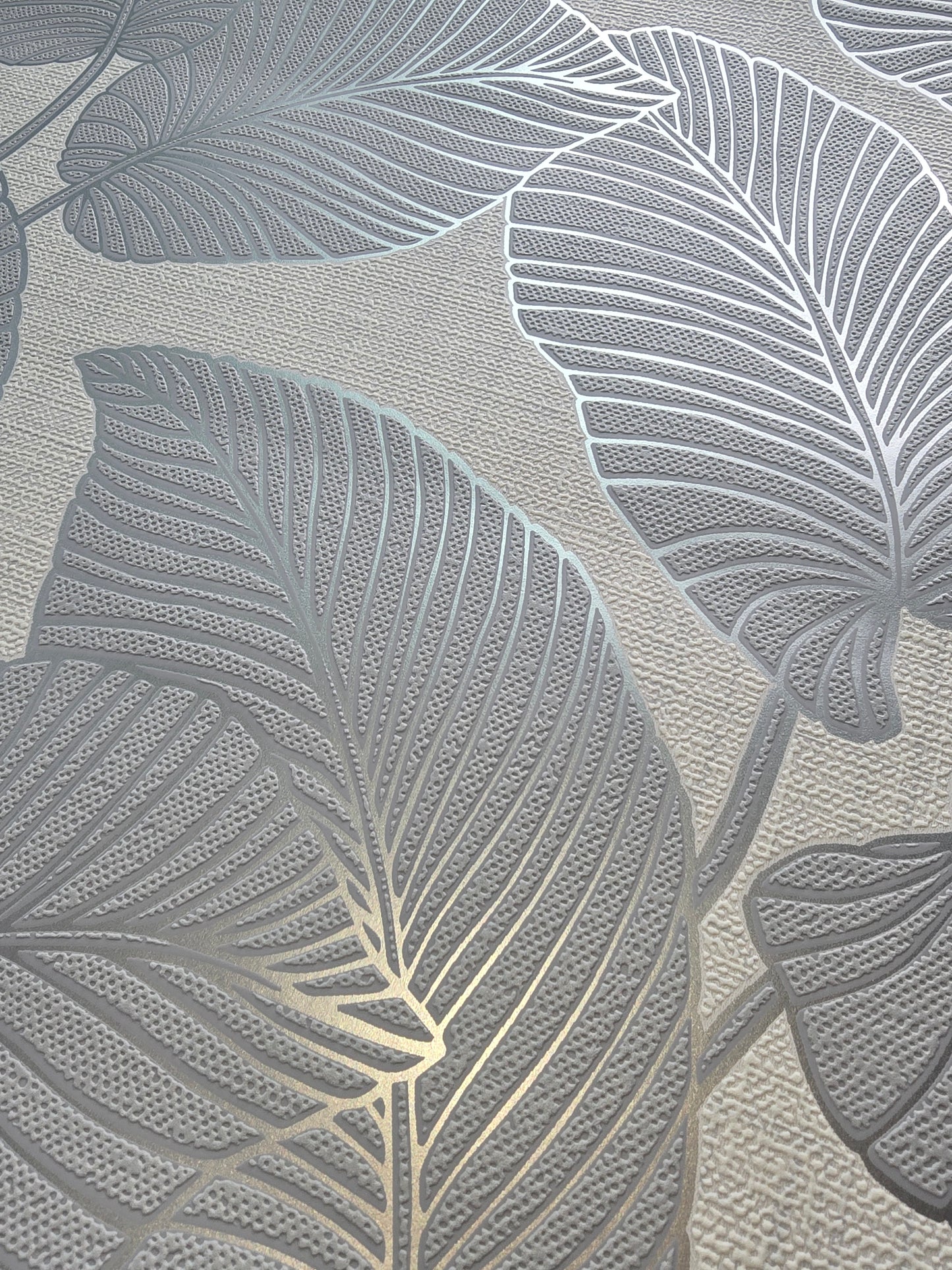 Larson Leaf Grey/Silver Wallpaper – FD42821