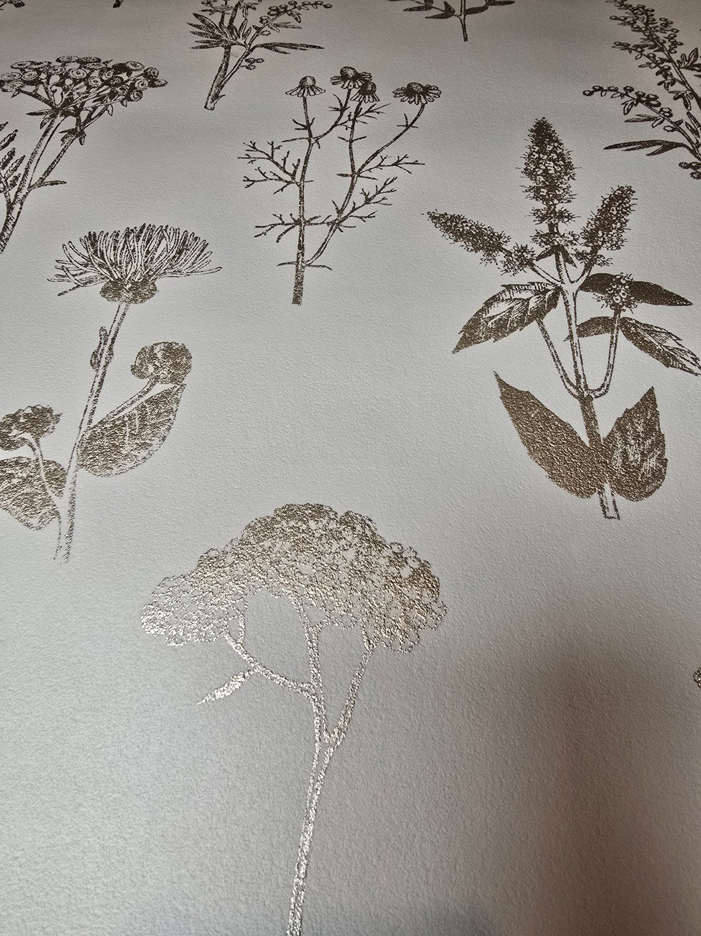 Slightly Imperfect Metallic Botanical Sketch Wallpaper – gold on Soft cream (102)