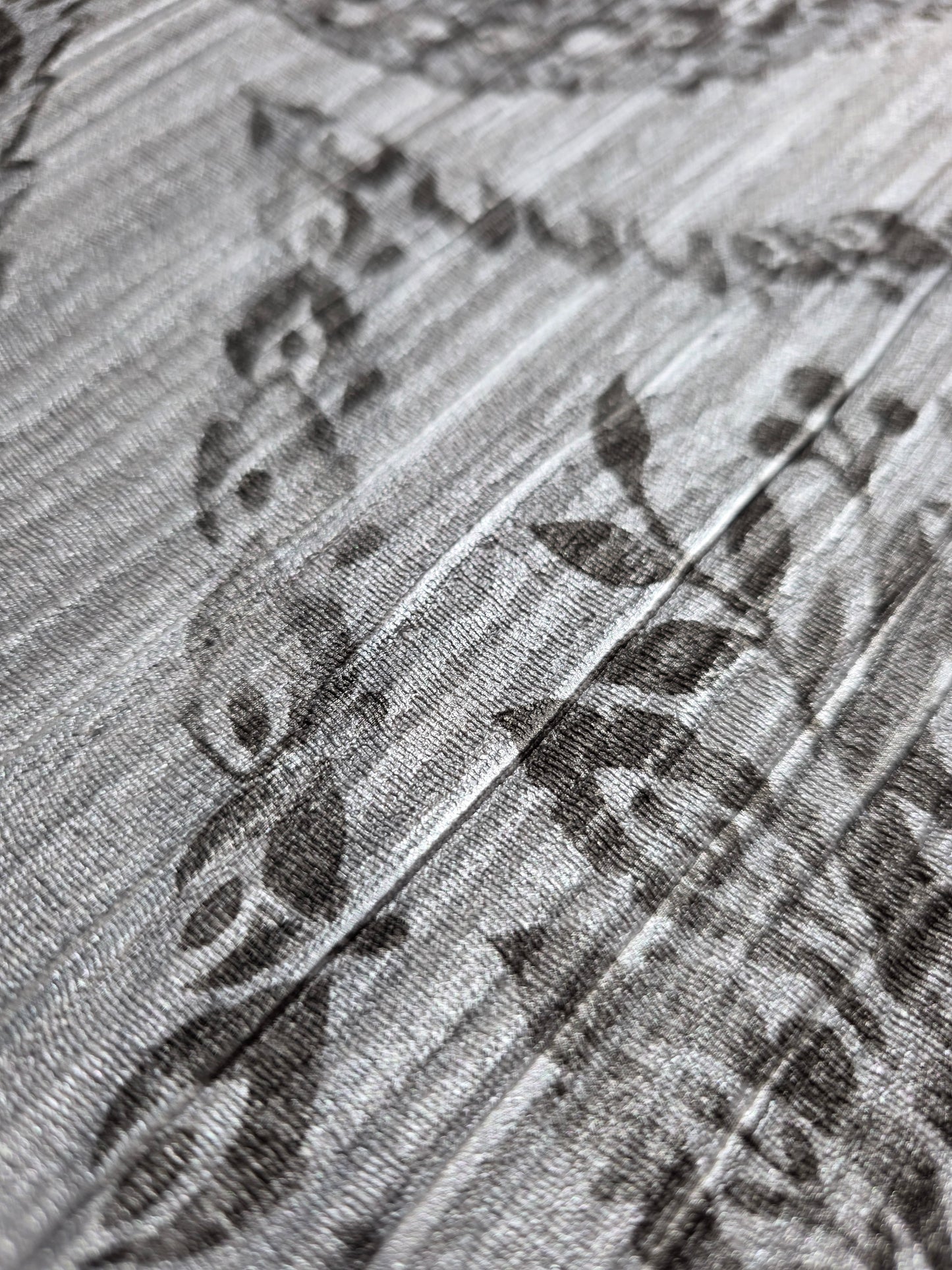Grande Damask Wallpaper – Quartz Grey Silver (1977/547)