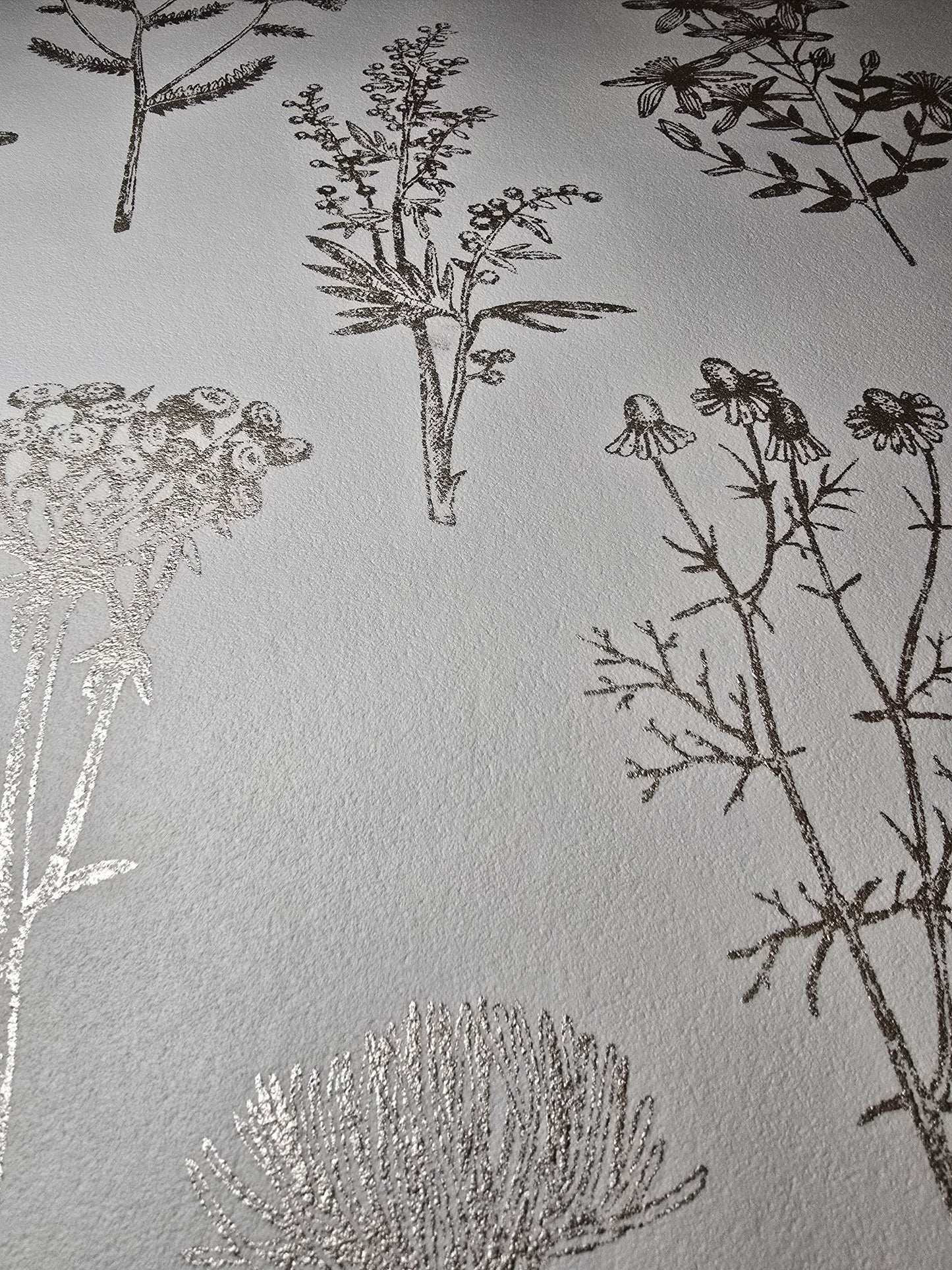 Slightly Imperfect Metallic Botanical Sketch Wallpaper – gold on Soft cream (102)