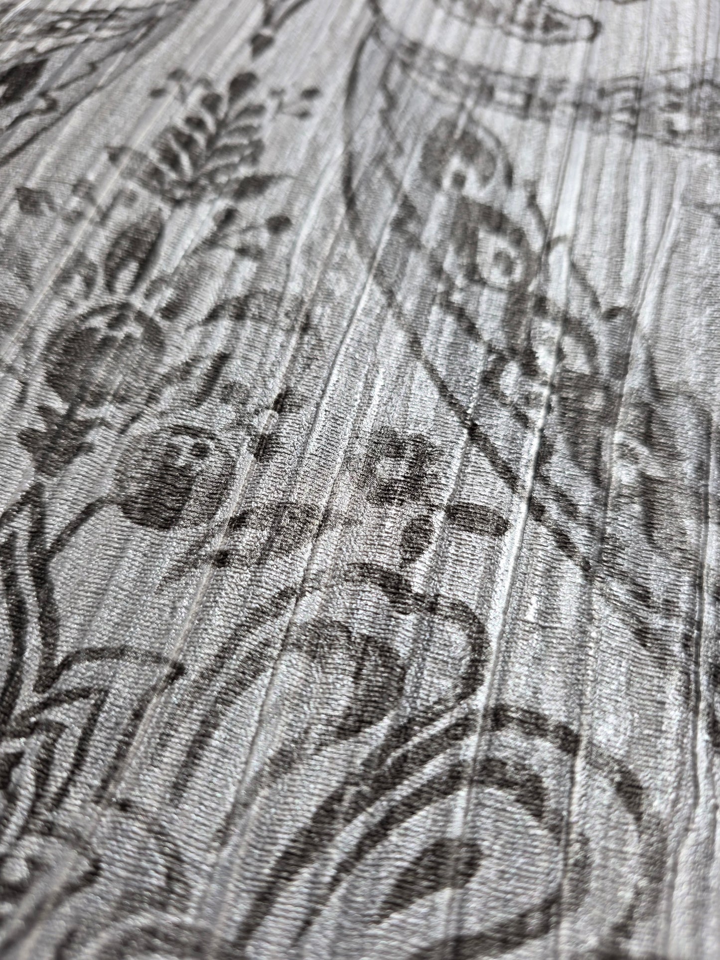 Grande Damask Wallpaper – Quartz Grey Silver (1977/547)