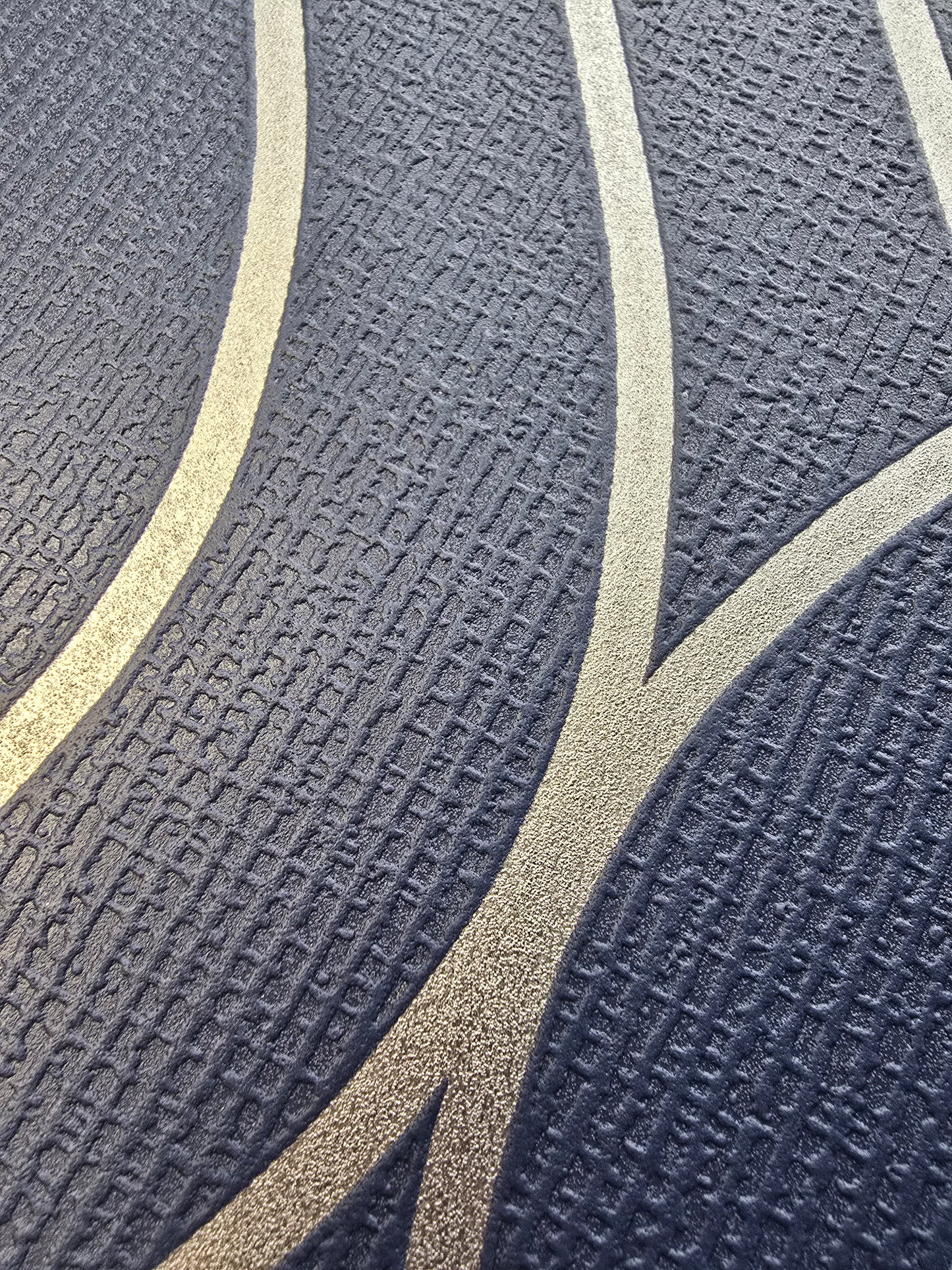 Blue & Silver Geometric Vinyl Wallpaper – Modern Textured Feature Wall Design (420685)