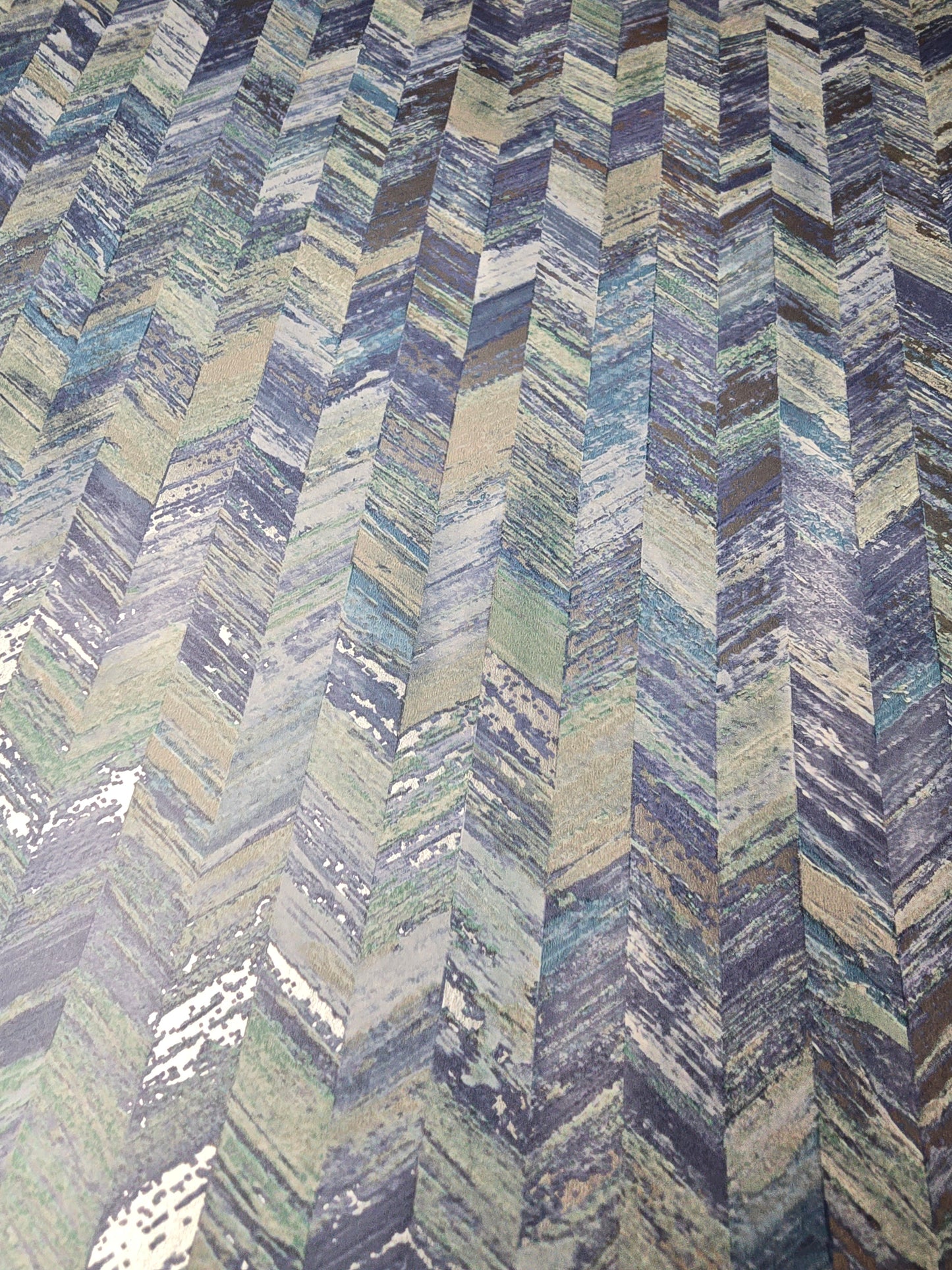 Saram Texture Navy Metallic Chevron Wallpaper (91291)