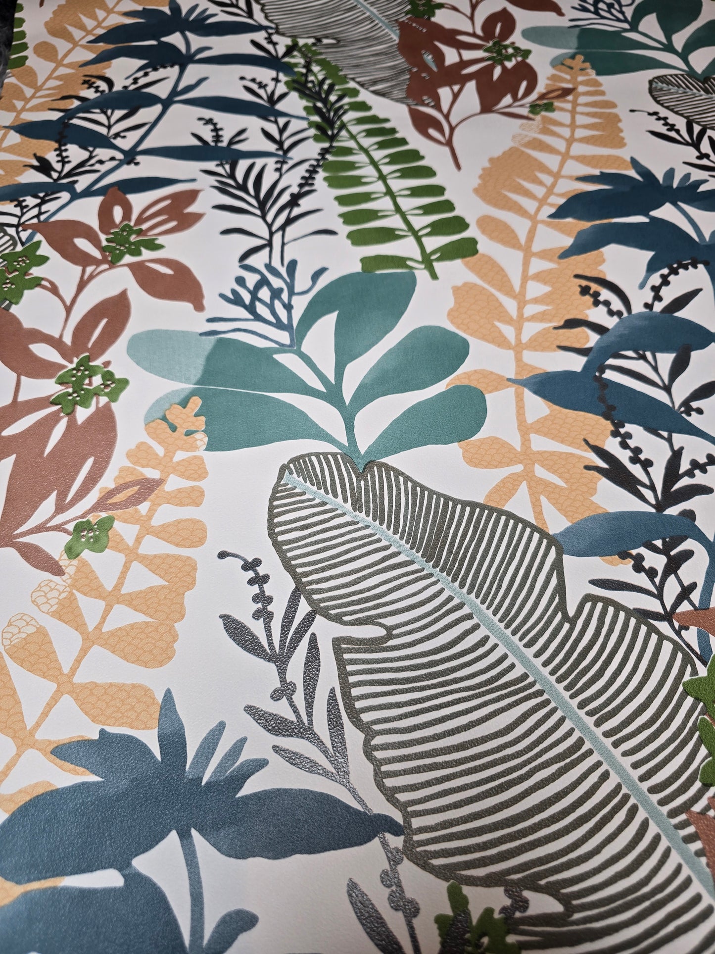 Neutral Botanical Leaf Wallpaper – Earthy Tropical Feature Wall (GV24276)